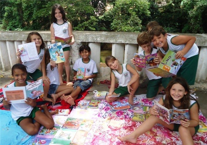 As crianças estão adorando ler ao ar livre. Foto: ASCOM/Prefeitura de Alfredo Chaves.