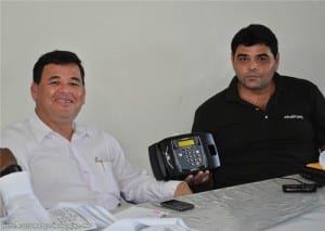 Secretário Ricardo Rios sendo orientado sobre funcionamento da máquina.