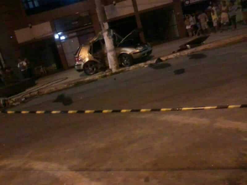 O carro bateu no poste e a carona morreu na hora - Foto Roberta Bourguignon