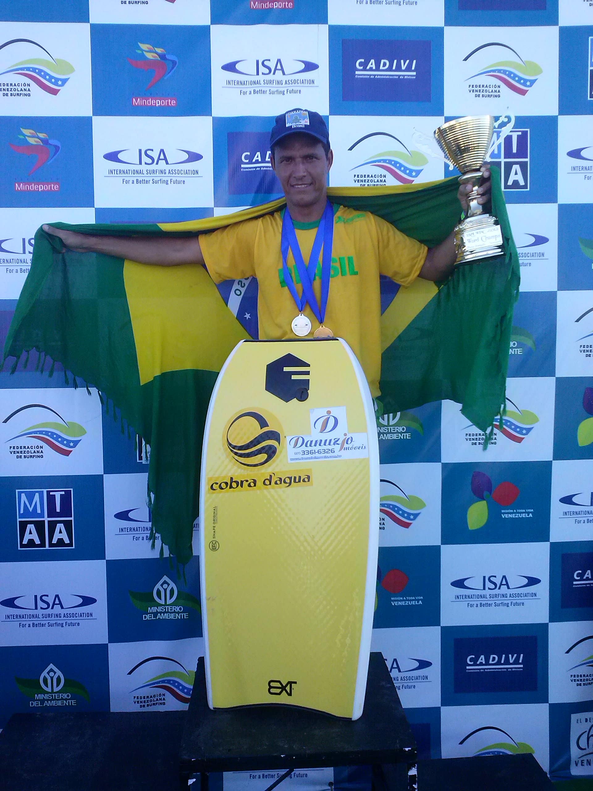Renato Almeida comemorando o titulo