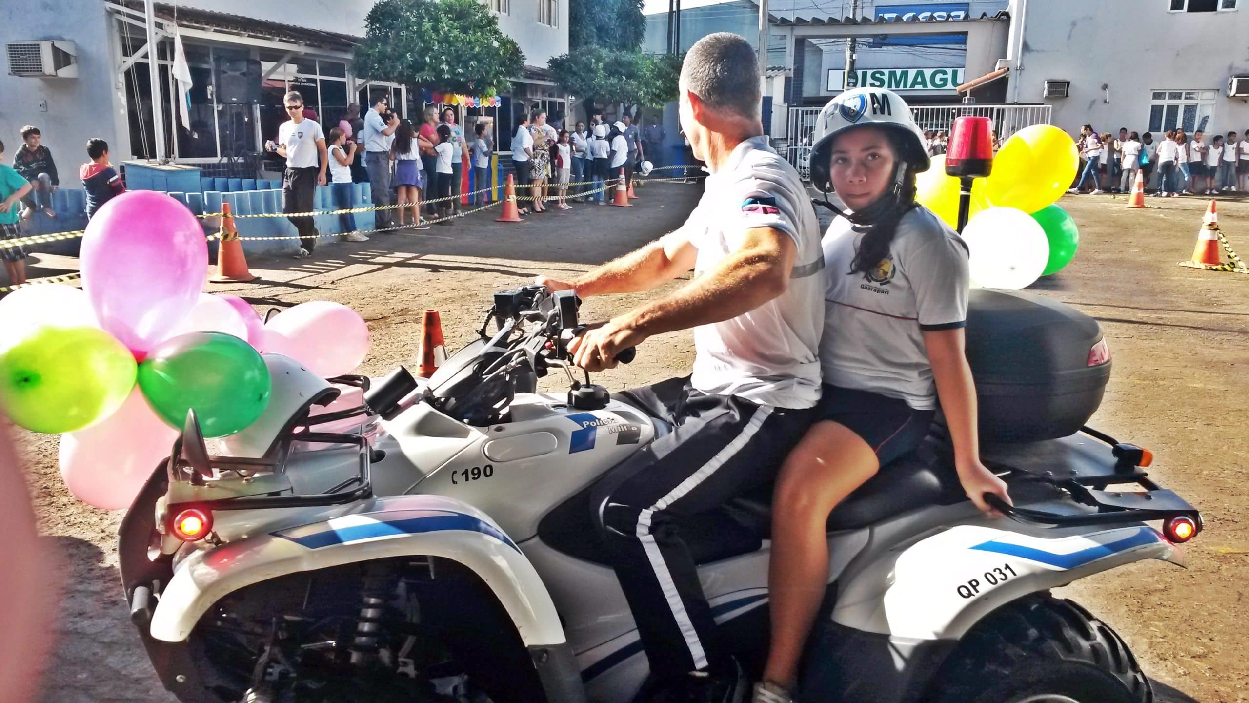 A patrulha da alegria fez a festa com as crianças das escolas de Guarapari