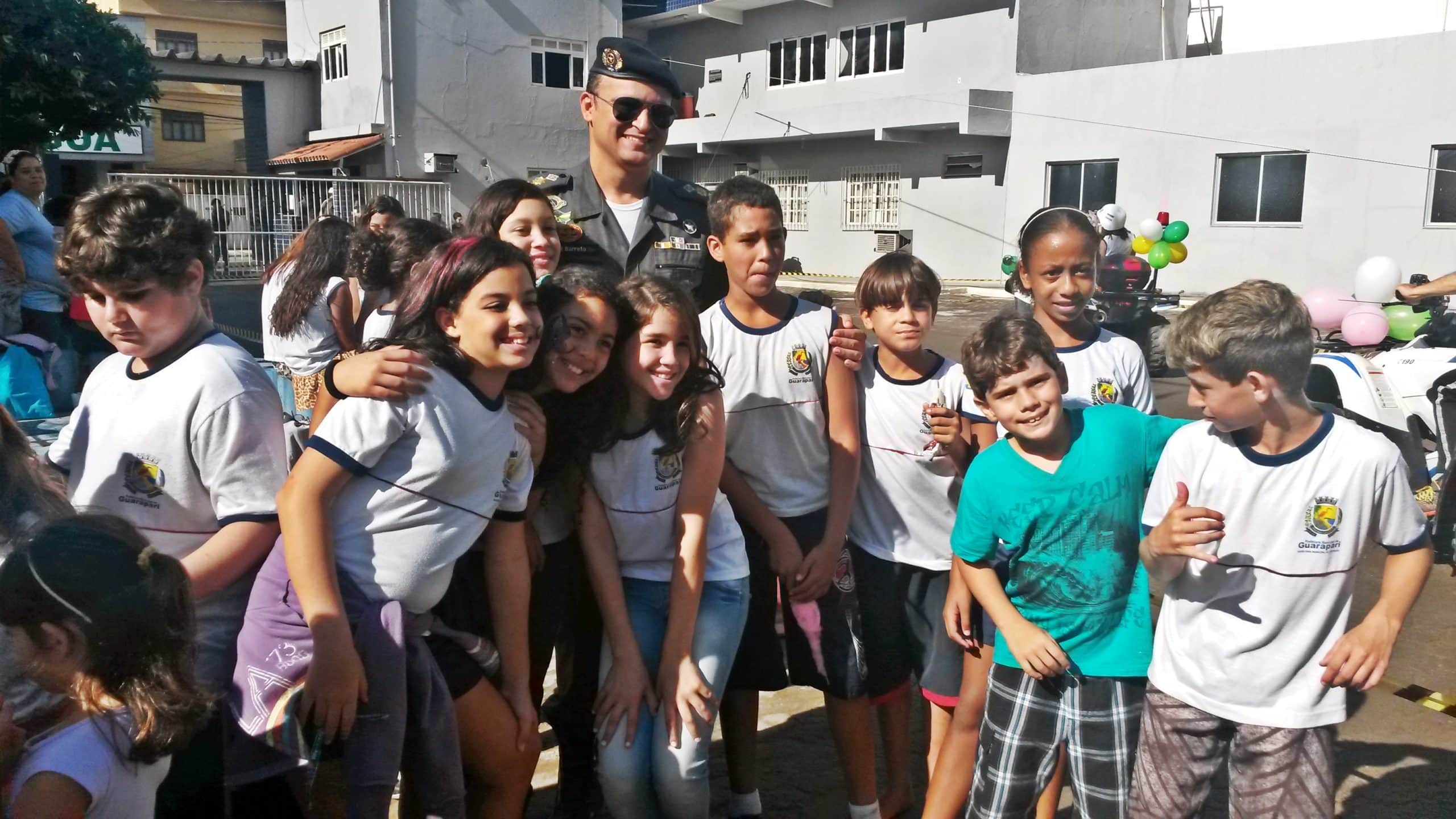 O Tenente Coronel Leonardo Barreto não escondeu a felicidade de estar em meio as crianças