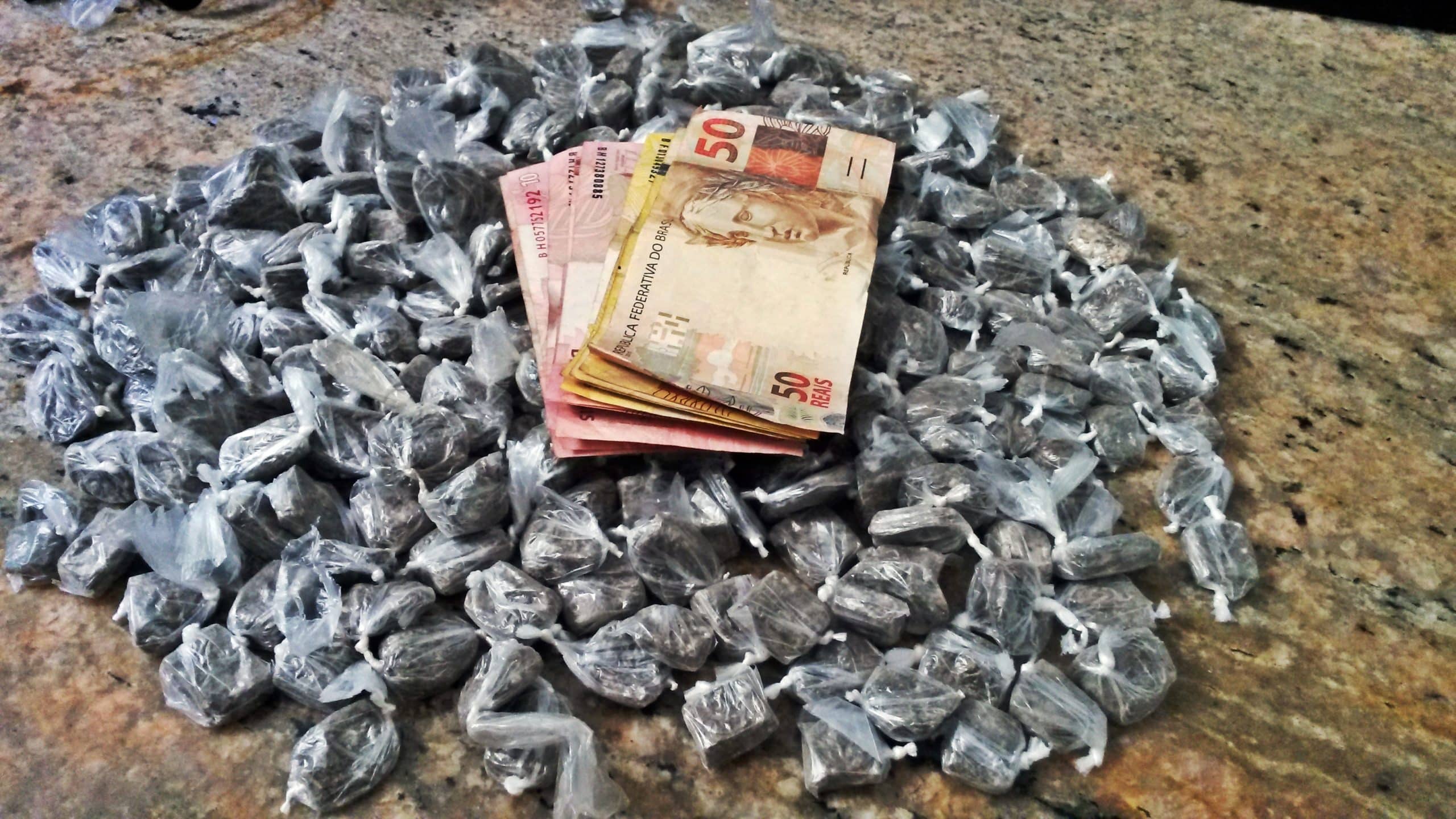 A polícia encontrou toda a droga na mochila do menor