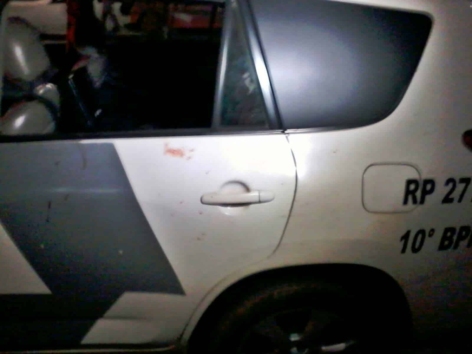 As marcas de sangue ficaram espalhadas pela viatura