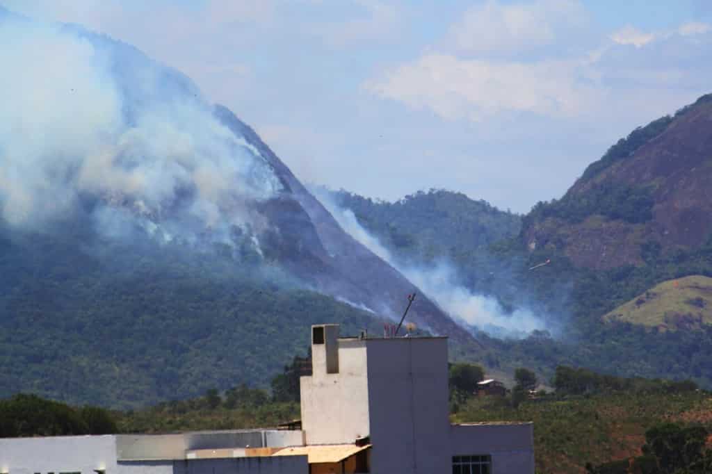 Incêndio começou na manhã de ontem e ainda não foi controlado. Foto: Cássio Moraes