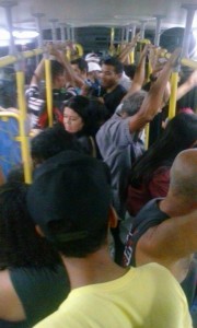 Onibus lotado saindo do terminal de itaparica. Foto: Jhones Fernandes