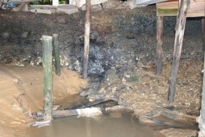 O esgoto é jogado diretamente na desembocadura do rio. a obra é da prefeitura. Foto: João Thomazelli/Portal 27