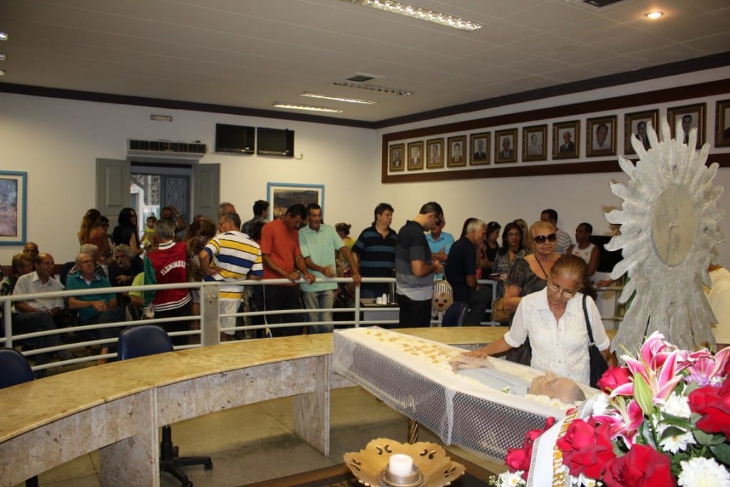 centenas de pessoas passaram pela Câmara de Guarapari para se despedir de Benedito Lyra. Foto: João Thomazelli/Portal 27