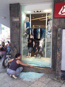 No primeiro arrombamento, os bandidos quebraram a vitrine para entrar.
