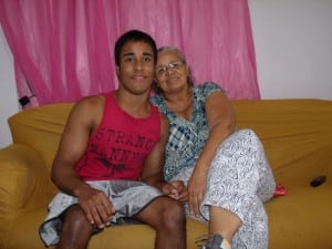 Rafael com a mãe. "Nunca falamos que ele podia ou fazer algo". Foto: João Thomazelli/Portal 27