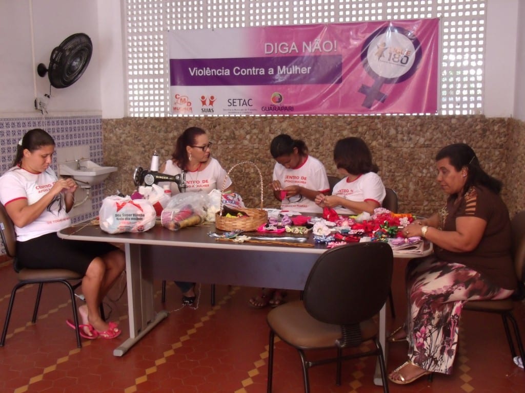 No Centro as mulheres participam de oficinas de artesanato. Foto: Gessika Avila/Portal 27