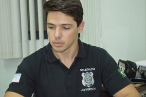 O delegado plantonista Jefferson Wagner Gomes, autuou Pedro pelo artigo 157, roubo.