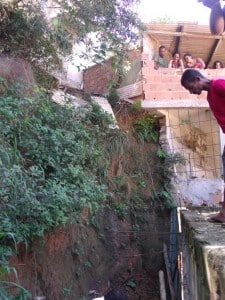Valmir Pereira, irmão de Gelson, observa o local da queda. "Ele gostava de beber". foto: João Thomazelli/Portal 27