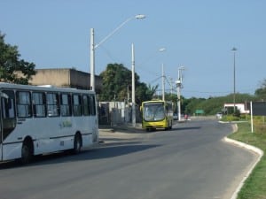 Ônibus no Trevo de Setiba. Eles ficam parados esperando o Transcol chegar e saem todos juntos. Foto: João Thomazelli/Portal 27