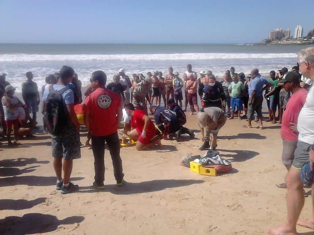 O afogamento ocorreu por volta das 8h30 da manhã de hoje na Praia do Morro. foto: João Thomazelli/Portal 27