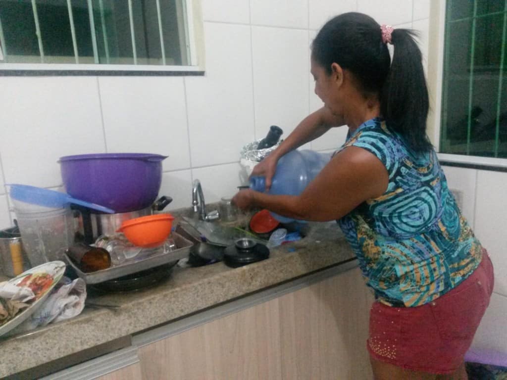 A única saída dos moradores e turistas que estavam na cidade, era comprando litros de água para limpar louças e lavar roupas.