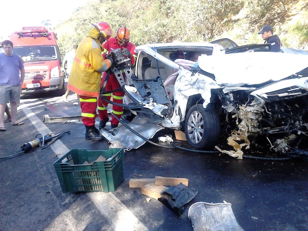 O acidente ocorreu no quilômetro 348, próximo à localidade de Jaboti, na Zona Rural da cidade, por volta das 14h20. Até o helicóptero da Polícia Militar foi acionado para ajudar no resgate das vítimas. FOTO: João Thomazelli/Portal 27