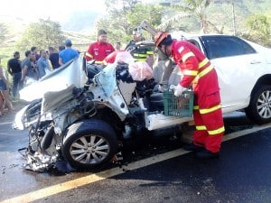 O acidente ocorreu no quilômetro 348, próximo à localidade de Jaboti, na Zona Rural da cidade, por volta das 14h20. Até o helicóptero da Polícia Militar foi acionado para ajudar no resgate das vítimas. FOTO: João Thomazelli/Portal 27