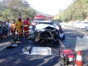 O Corola ficou destruído com o impacto. O motorista ficou preso às ferragens. Foto: João Thomazelli/Portal 27