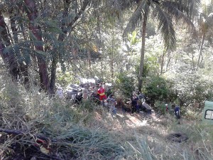 O Honda Civic caiu em um barranco. Neles testavam um casal com uma criança. foto: João Thomazelli/Portal 27
