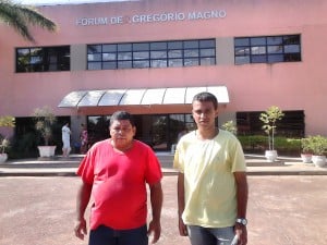 Walace (d) com o pai em frente ao Fórum de Guarapari. Processo já dura quase cinco anos. foto: João Thomazelli/Portal 27