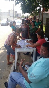 A votação foi iniciada em uma mesa do lado de fora da escola, em Santa Mônica. Foto: Whatsapp