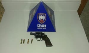 A arma usada no assalto também foi apreendida. Foto: Divulgação