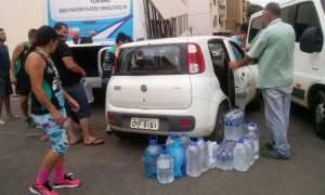 No primeiro dia de distribuição de água feito pela Samarco em Colatina, na quinta-feira (19), houve tumulto. Moradores do bairro Santos Dumont ignoraram a ação de funcionários da empresa e subiram em cima do caminhão, pegando mais litros do que outros, segundo relatos de populares.