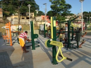 A praça tem equipamento para ginastica e musculação. Foto: João Thomazelli/Portal 27