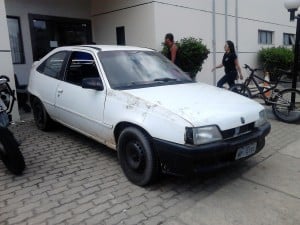 O Kadett usado na fuga foi abandonado às margens da BR-101 em Guarapari. Foto: João Thomazelli/Portal 27