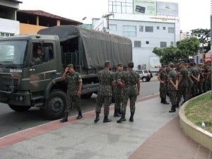 Homens do exército se juntaram aos agentes municipais de Guarapari para combater o mosquito da dengue.
