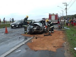 Os bombeiros tiveram que cortar as ferragens para resgatar o corpo da vítima. Foto: João Thomazelli/Portal 27