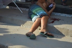 O comerciante foi baleado nas costas e na mão. Foto: Vinícius Rangel