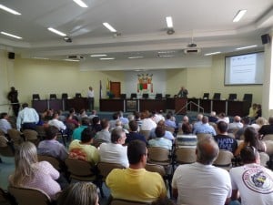 O plenário da Câmara ficou lotado de empresários, moradores e comerciantes da região. Foto: João Thomazelli/Portal 27