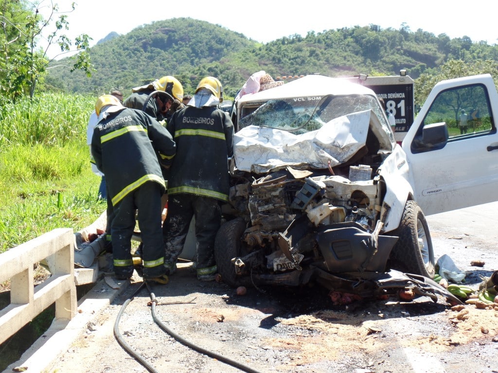 A caminhonete Ranger ficou destruída. Bombeiros tiveram que cortar as ferragens para retirar o corpo da vítima. Foto: João Thomazelli/Portal 27