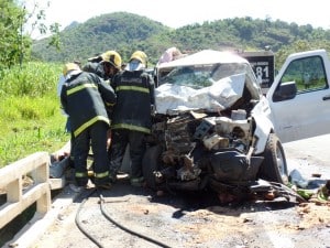 A caminhonete Ranger ficou destruída. Bombeiros tiveram que cortar as ferragens para retirar o corpo da vítima. Foto: João Thomazelli/Portal 27