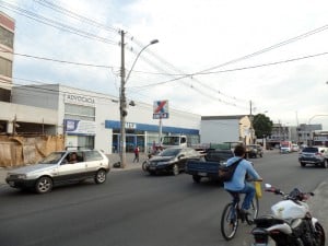 O motorista teria estacionado em cima da calçada e se irritado por levar multa. Foto: João Thomazelli/Portal 27