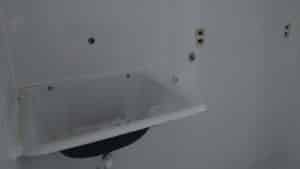 Até a torneira da pia e as tomadas foram roubadas de um apartamento. Foto: divulgação.