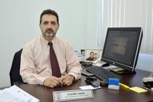 O titular da Delegacia de Crimes Contra a Vida da cidade, Alexandre Linconl, autuou os irmãos por homicídio qualificado. Foto: Vinícius Rangel