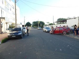 O suspeito atingiu três carros, dois deles estavam estacionados. Foto: João Thomazelli/Portal 27