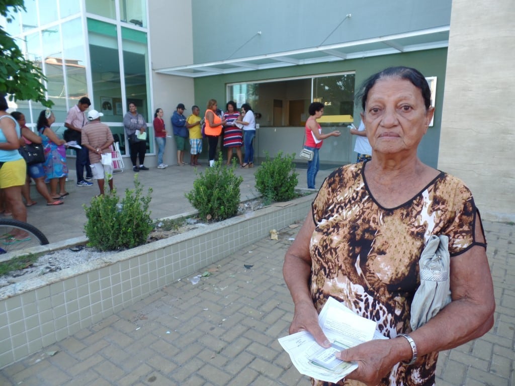 Dona Vitória não sabe como fazer para conseguir a senha. "Não posso chegar mais cedo". Foto: João Thomazelli/Portal 27