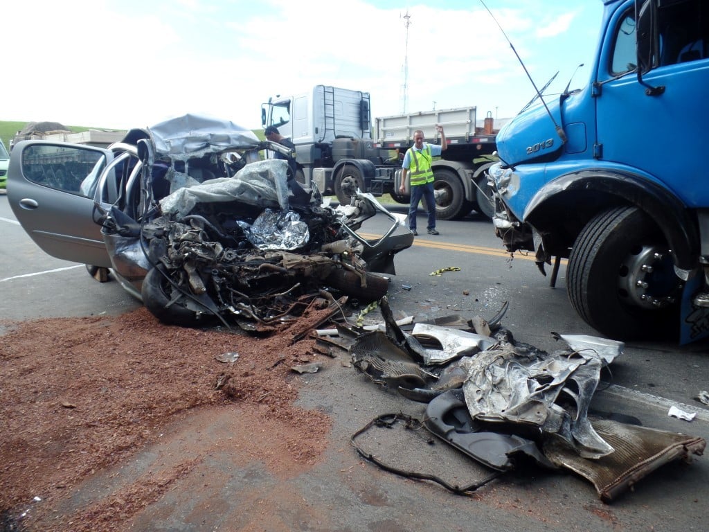 O Peugeot ficou completamente destruído. Foto: João Thomazelli/Portal 27