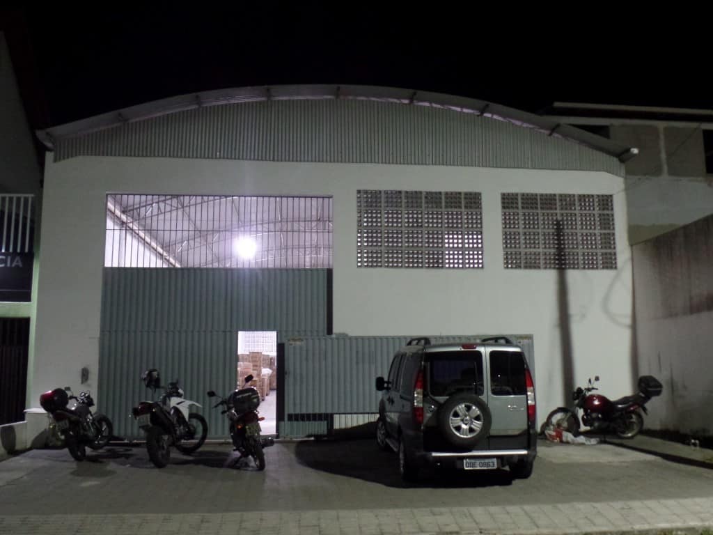 O ladrão entrou pelos fundos do galpão, que fica em frente à delegacia de Guarapari.