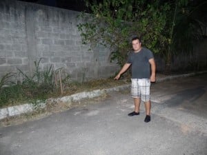 Ricardo mostra o local onde o idoso caiu. Ele ligou várias vezes para a emergência. Foto: João Thomazelli/Portal 27