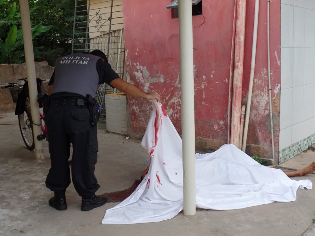 Douglas foi atingido nas costas e na cabeça. ele morreu no quintal do vizinho. Foto: João Thomazelli/Portal 27
