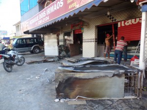 O açougue ficou destruído com as chamas. Prejuízo pode passar dos R$ 30 mil