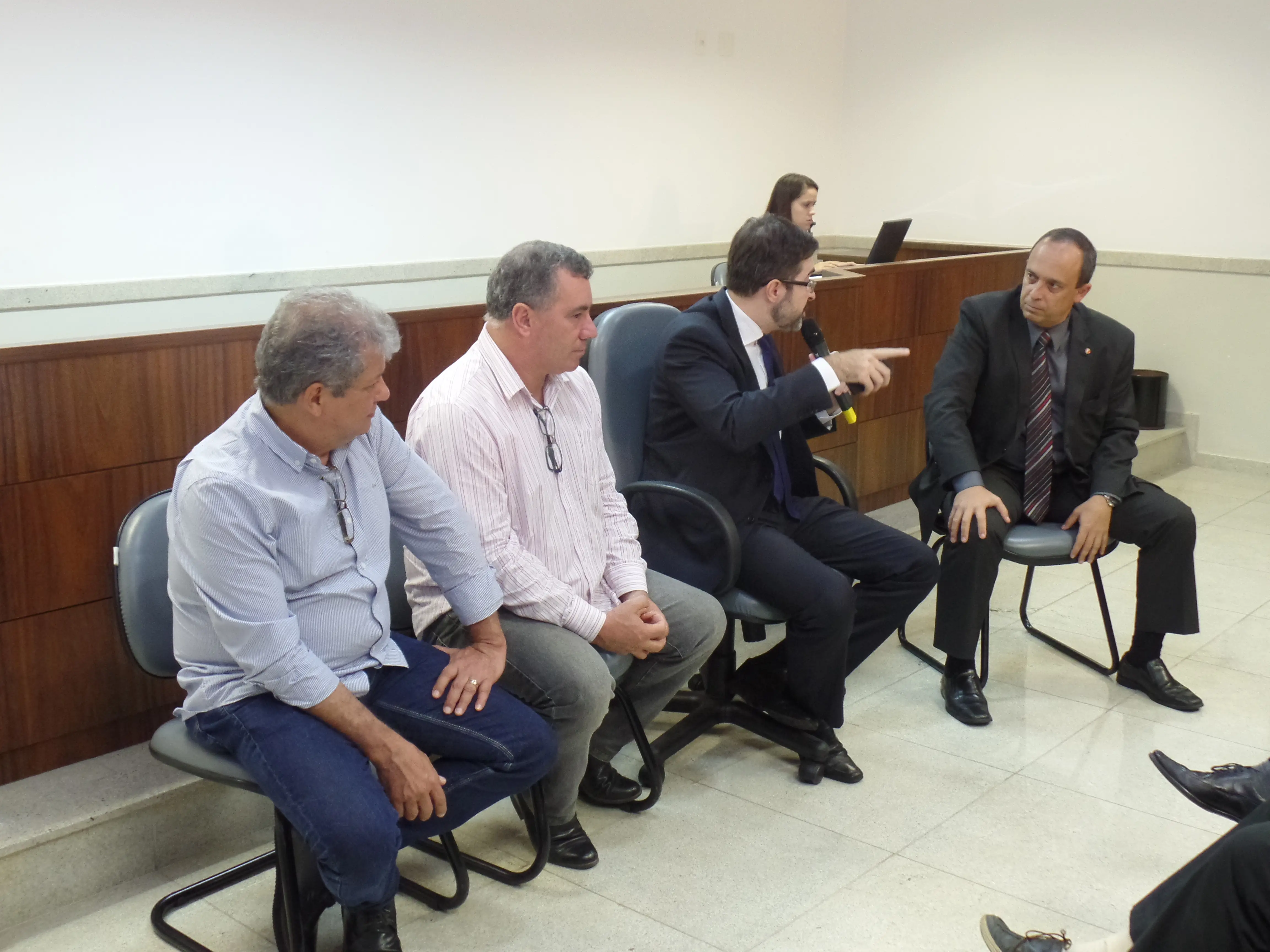Uma ata, assinada por todos os presentes foi redigida e será usada para buscar soluções sobre o transporte público. foto: João Thomazelli/Portal 27