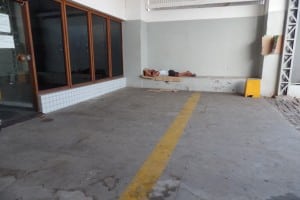 O local virou ponto de uso de drogas e prostituição. É normal ver moradores de rua dormindo ali. Foto: João Thomazelli/Portal 27