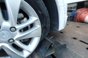 Um dos disparos atingiu o pneu dianteiro do veículo, mas o motorista continuou na fuga. Foto: João Thomazelli/Portal 27