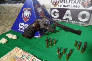 O revólver e a cocaína estavam dentro de uma sacola que jogada quando os suspeitos viram a polícia. Foto: João Thomazelli/Portal 27